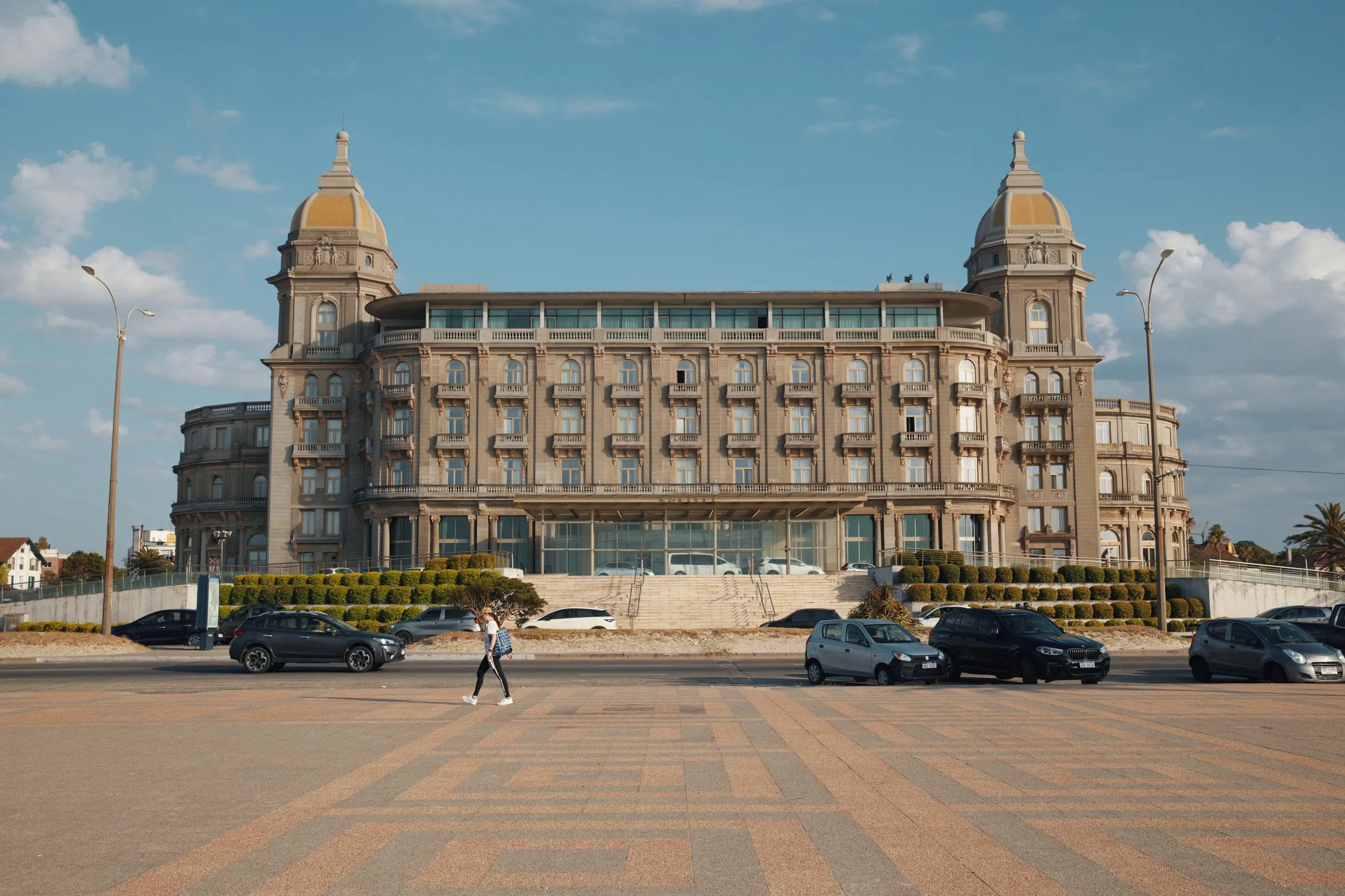 El Hotel Carrasco visto desde la vereda de enfrente
