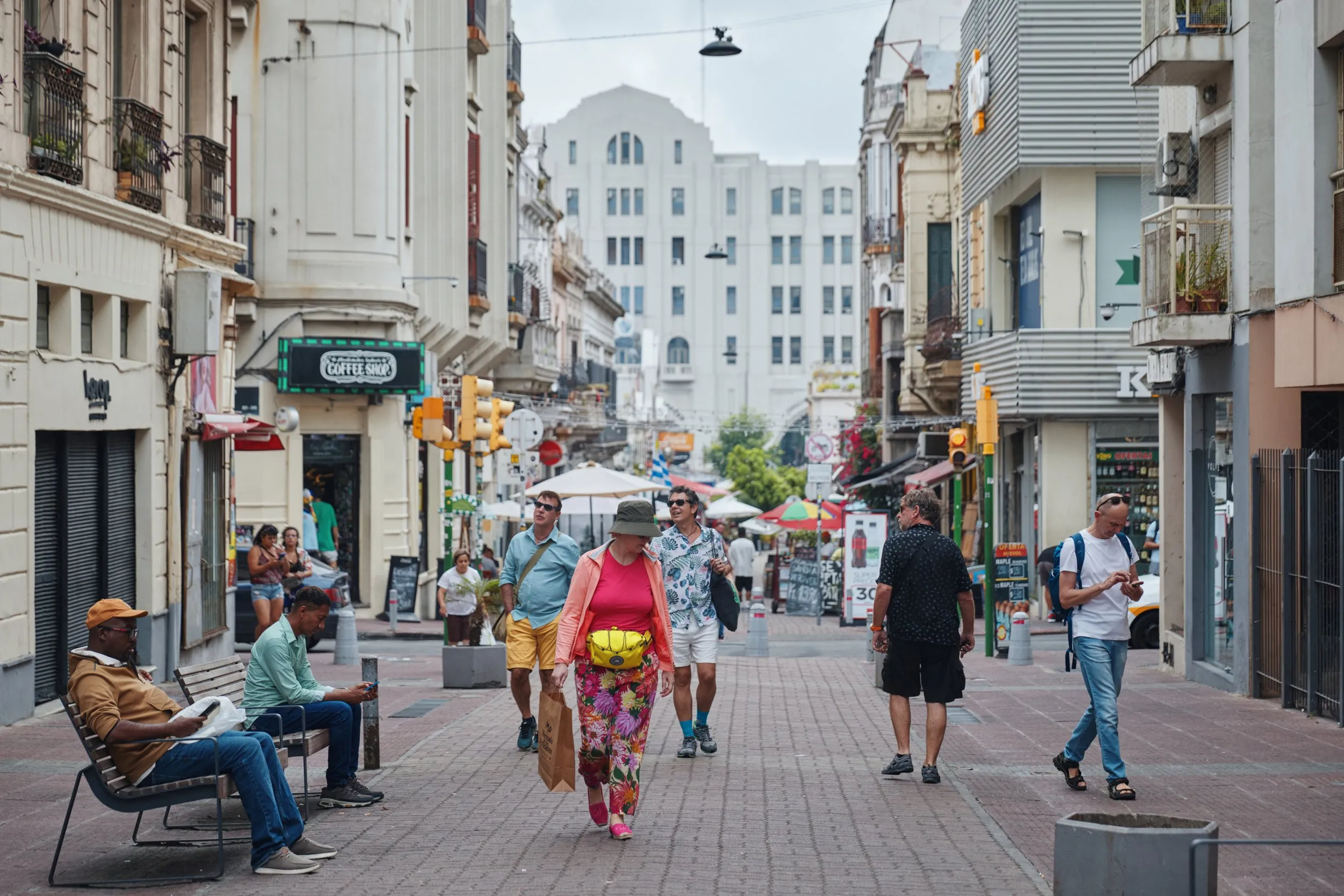 Gente caminando por una peatonal de la Ciudad Vieja, entre los edificios antiguos