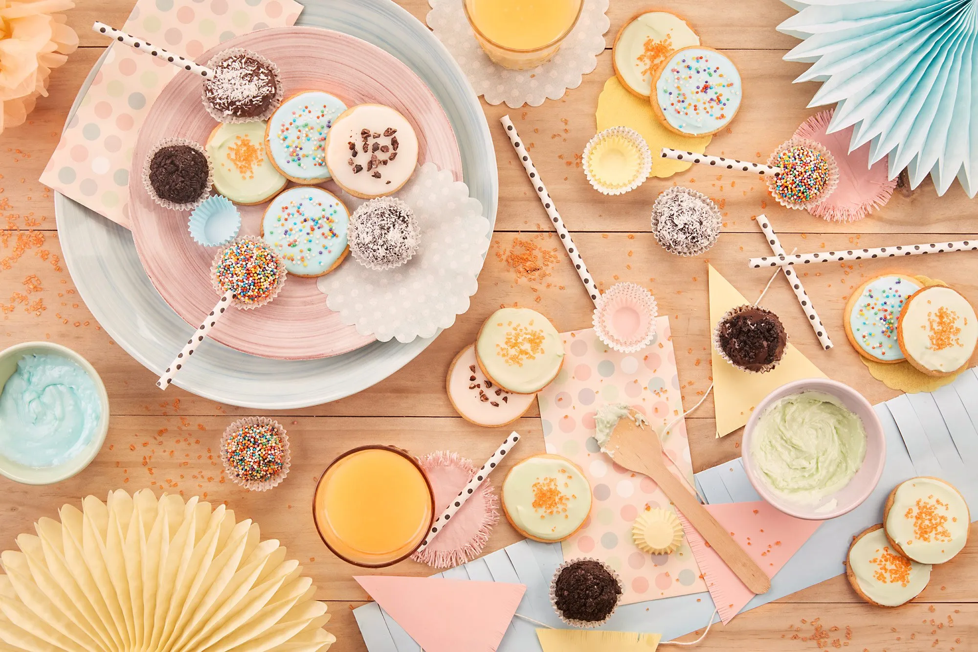 Mesa decorada con dulces, cupcakes, cookies, bebidas y decoraciones para fiesta de cumpleaños