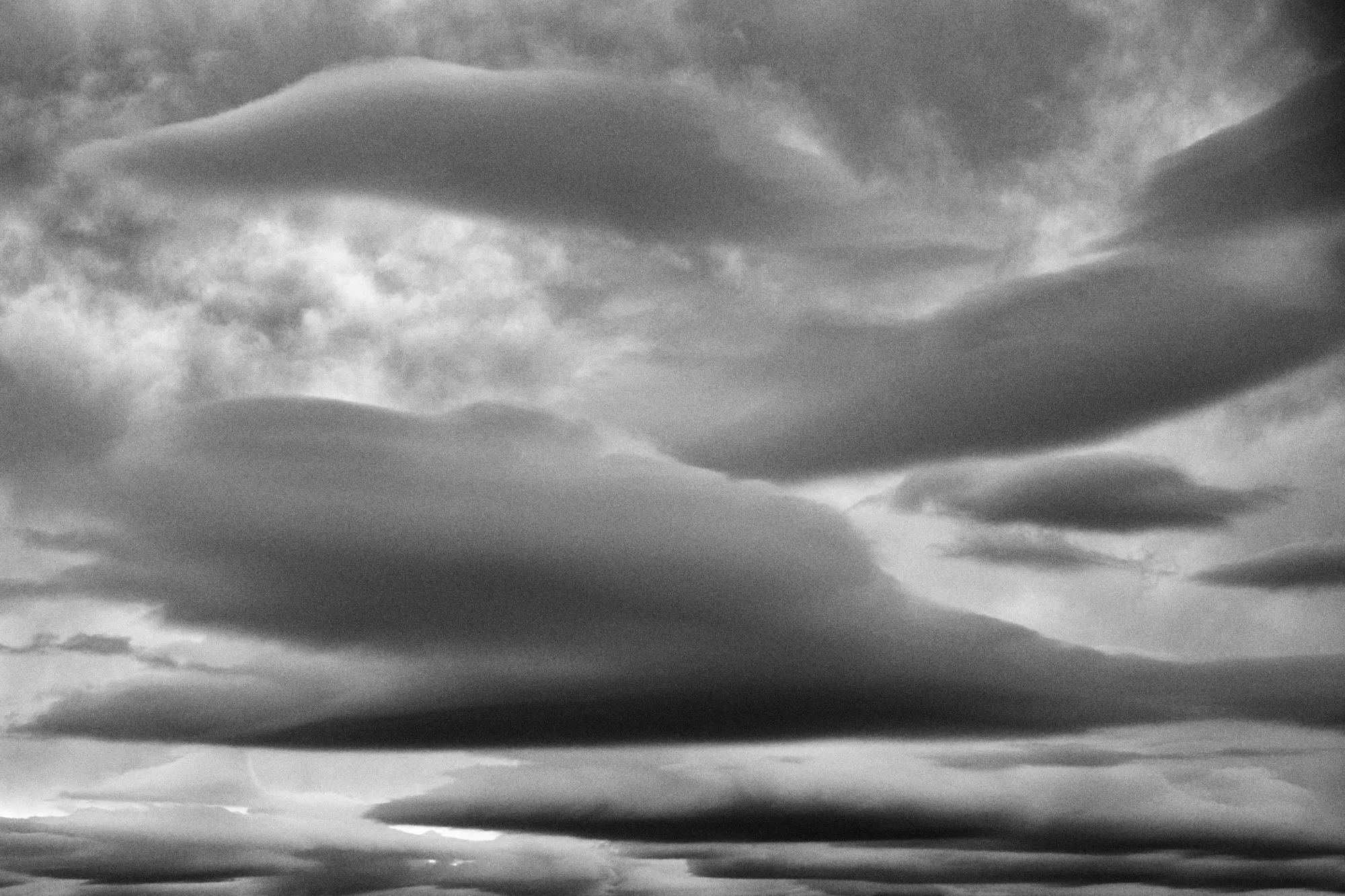 Nubes lenticulares suspendidas como platillos, en blanco y negro
