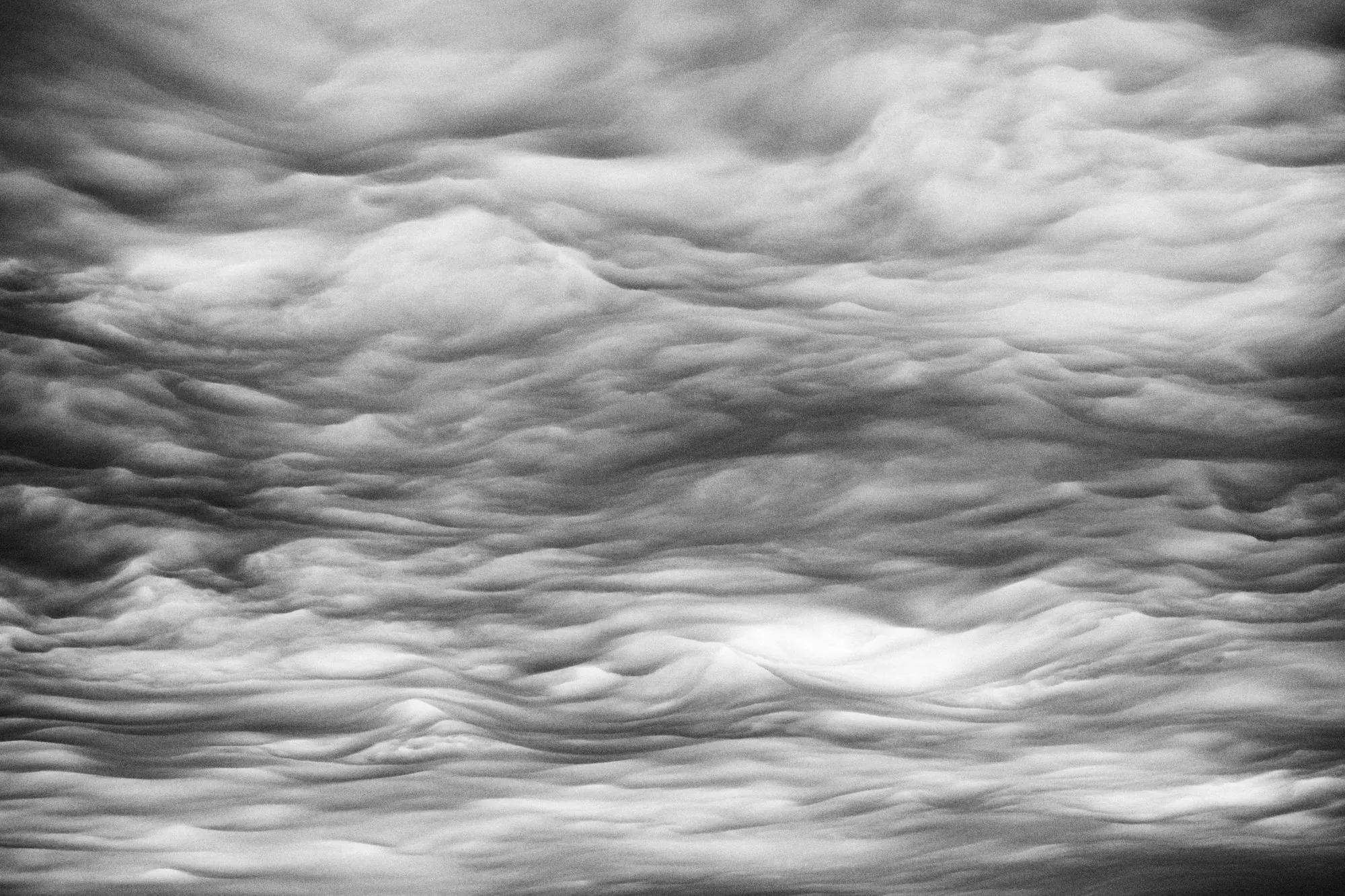 Un cielo ondulado como la superficie del agua, en blanco y negro