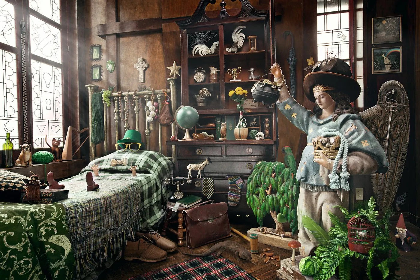 Habitación decorada con objetos vintage y juguetes, con una figura de mujer con sombrero, animales de peluche, plantas, y muebles antiguos.