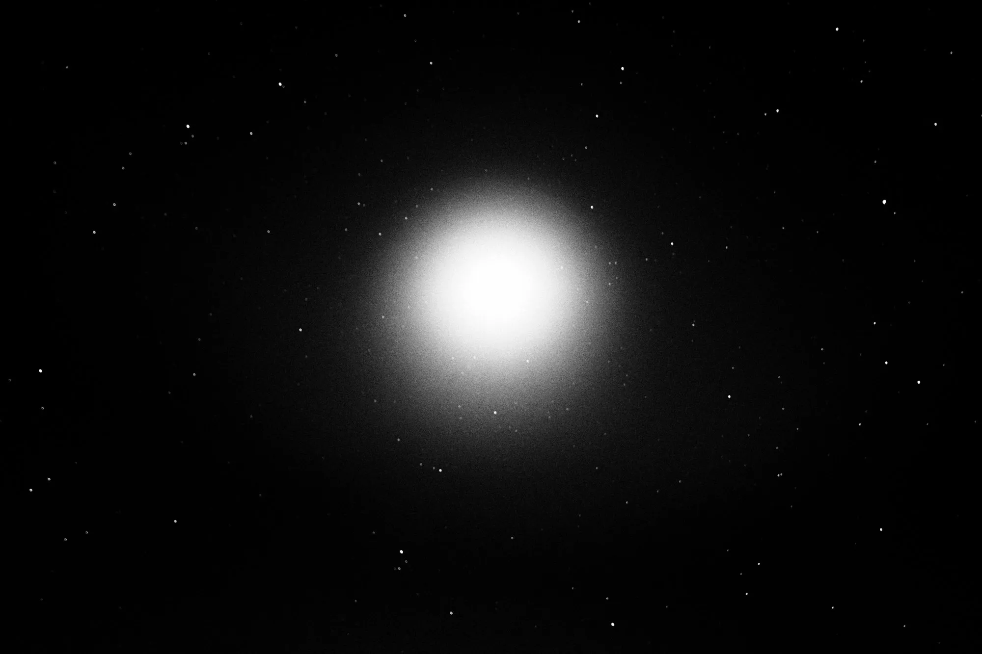 La luna llena entre las estrellas, en blanco y negro