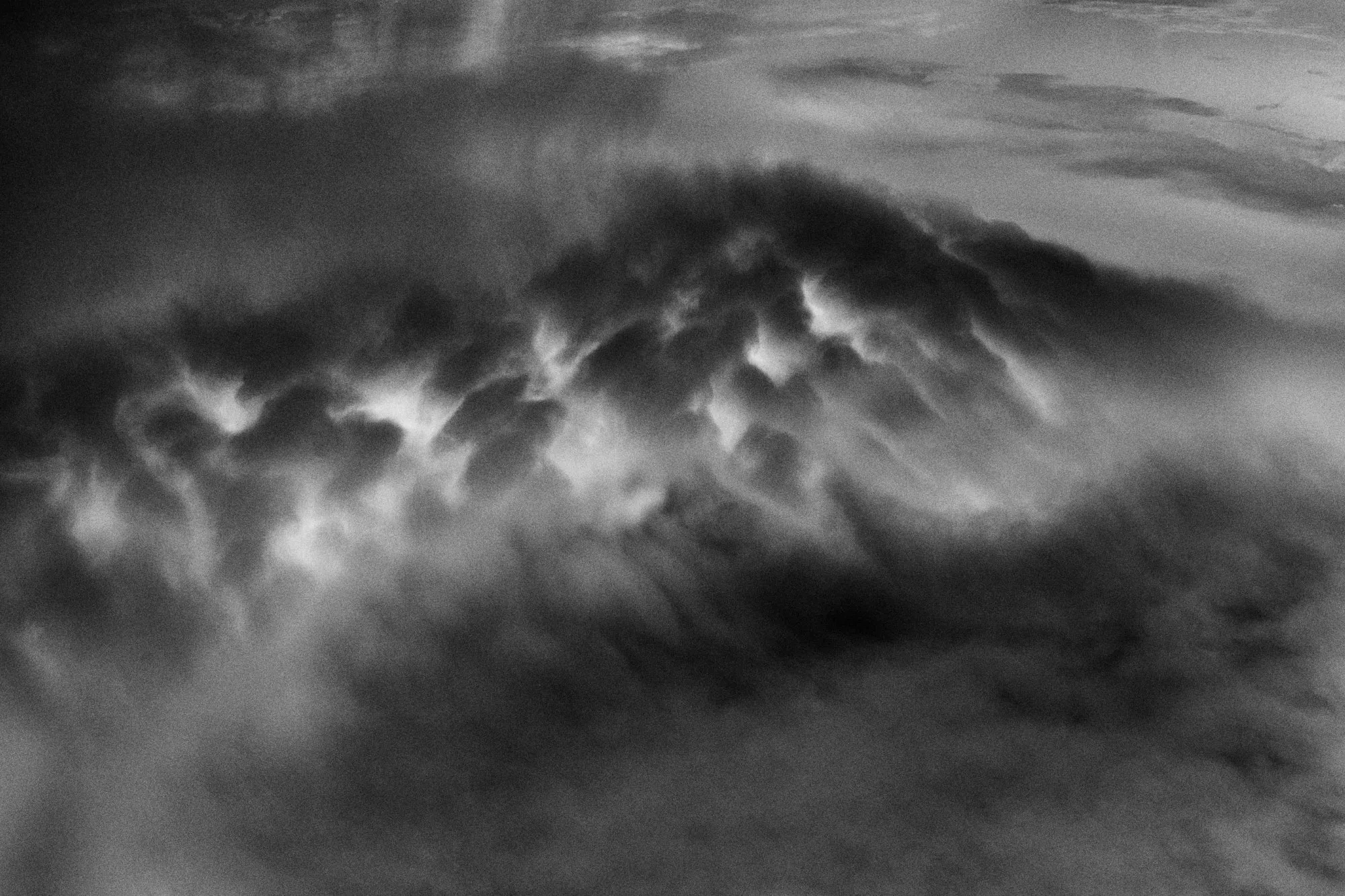 Un cielo revuelto que parece la boca de un volcán, en blanco y negro